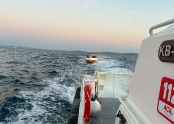 Çanakkale'de sürüklenen tekne kurtarıldı