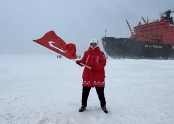 Uluslararası keşif gezisine katılan Türk genç, Kuzey Kutbu’nda Türk bayrağını dalgalandırdı