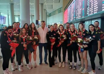 Dünya ikincisi U17 Voleybol Milli Takımı’na havalimanında çiçekli karşılama