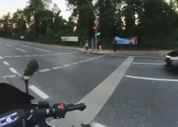 Sarıyer’de yolun karşısına geçmeye çalışan kadına aracın çarptığı anlar kamerada