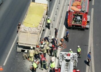 Bağcılar’da hafriyat kamyonunun altında kalan motosikletli hayatını kaybetti