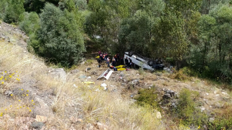 Sivas'ta minibüs uçuruma yuvarlandı; yaralılar var