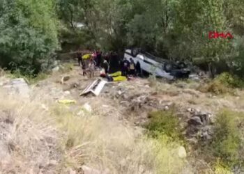 Sivas'ta minibüs uçuruma yuvarlandı; 4 ölü 10 yaralı