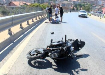 Maltepe’de bariyerlere çarpan motosiklet sürücüsü yaralandı