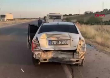 Kaçak göçmenleri taşıyan otomobil refüje çarptı; 2 yaralı