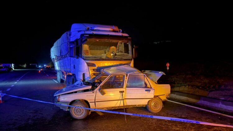 Kastamonu'da TIR ile otomobil çarpıştı: 2 ölü