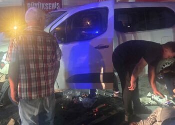 Hafif ticari araç ile otomobil çarpıştı: 7 yaralı