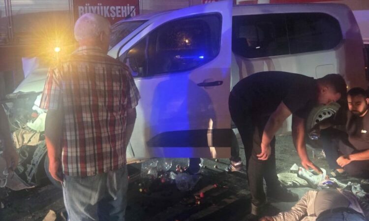 Hafif ticari araç ile otomobil çarpıştı: 7 yaralı