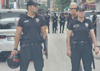 Alparslan Kuytul'un evinde polis arama yapıyor