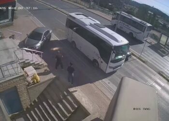 2 kişinin ezilmekten son anda kurtulduğu kaza kamerada