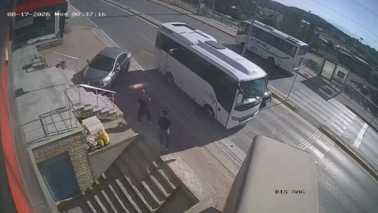 2 kişinin ezilmekten son anda kurtulduğu kaza kamerada