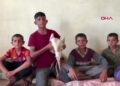 Göçte yorgun düşen leyleği evinde misafir etti