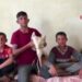 Göçte yorgun düşen leyleği evinde misafir etti
