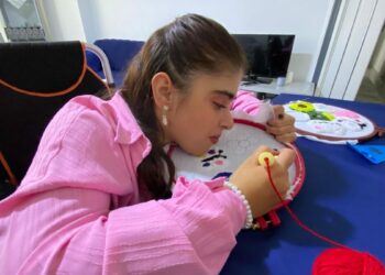 Doktorların ‘yaşamaz' dediği Ecenur 18 yaşına girdi; punch nakışında usta oldu