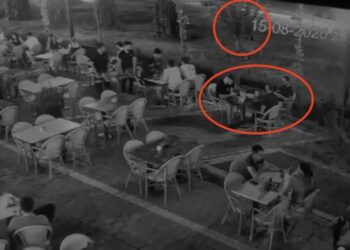 Ağacın arkasında pusuda bekleyip kafede oturan kişiyi vurdu