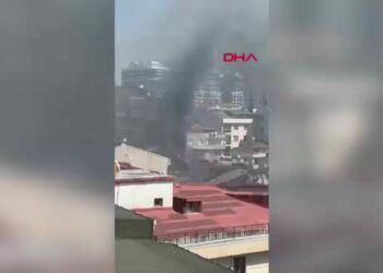 Kağıthane'de 4 katlı binanın çatısında yangın-1