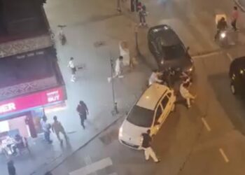 Bahçelievler’de iki grup arasında bıçaklı kavga; aracın üzerinde dövdüler