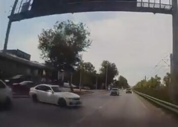 Yarışan iki otomobilin çarpıştığı kaza kamerada