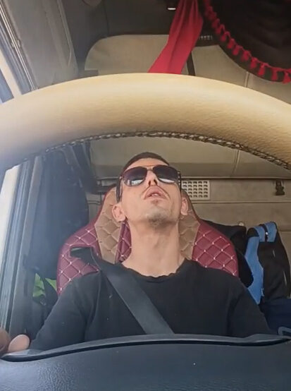 Devrilip alev alan TIR'da ölen şoför, kazadan 1 saat önce sanal medyadan canlı yayın yapmış