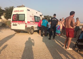 Boğulma tehlikesi geçiren 2 kız kardeşe ilk müdahaleyi sahildeki doktor ve emekli hemşire yaptı