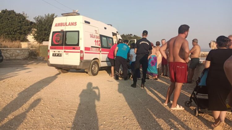 Boğulma tehlikesi geçiren 2 kız kardeşe ilk müdahaleyi sahildeki doktor ve emekli hemşire yaptı