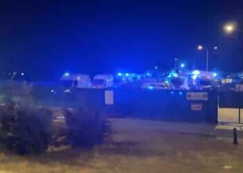 Zeytinburnu açıklarında gemide zehirlenen 4 kişi hastaneye sevk edildi