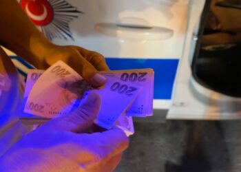 Bursa'da aracın üzerinde bulduğu çantadaki 30 bin TL'yi polise teslim etti