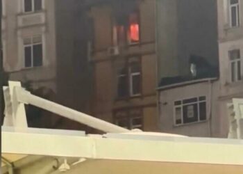 Kasımpaşa'da havai fişeğin daireyi yaktığı anlar kamerada; 4 gözaltı