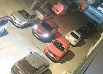 Sultangazi'de otomobile silahlı saldırı; sürücü son anda kurtuldu