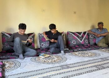 İkizler, yapımı tamamlanamayan evde yerde ders çalışıp fen lisesini kazandı