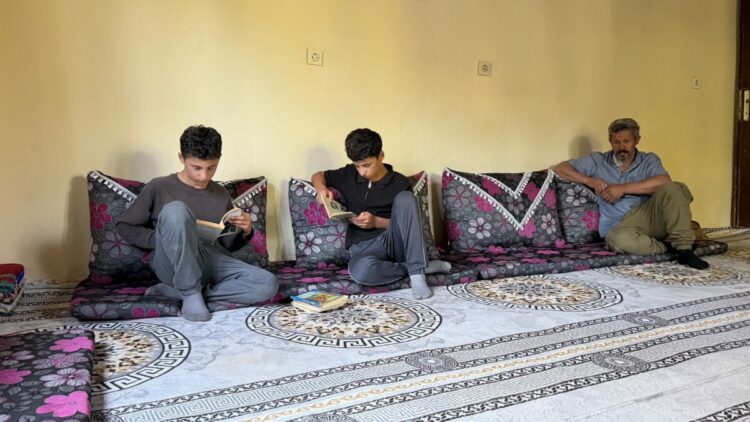 İkizler, yapımı tamamlanamayan evde yerde ders çalışıp fen lisesini kazandı
