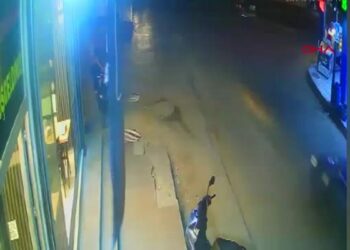 Otomobille çarpışan motosikletteki 2 kişi yaralandı; kaza kamerada