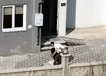 Apartman bahçesinde tartıştığı kadını dövdü