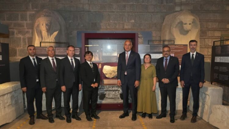 Bakan Ersoy, Hitit İmparatorluğu'nun izlerini taşıyan sergiyi ziyaret etti