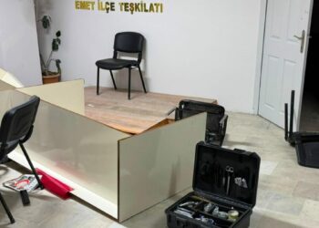 AK Parti Emet İlçe Başkanlığı binasına saldırı