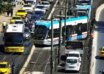 Beyoğlu'nda tramvay raydan çıktı