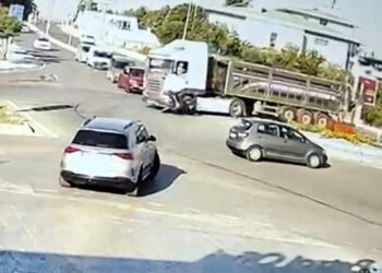 TIR’la çarpışan motosikletin sürücüsü yaralandı; kaza kamerada