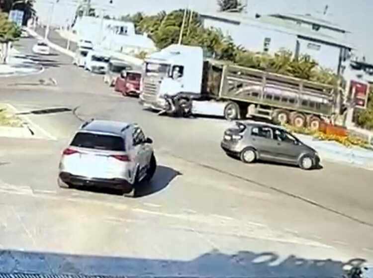 TIR’la çarpışan motosikletin sürücüsü yaralandı; kaza kamerada