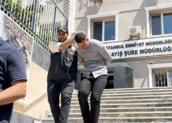 Fatih'te camiide 450 bin liranın bulunduğu çantayı çalan şüpheli yakalandı