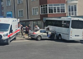 Halk otobüsü ile otomobil çarpıştı: 7 yaralı