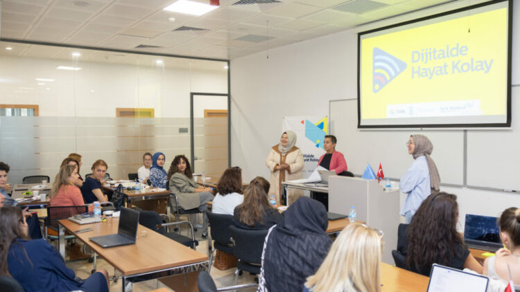 'Dijitalde Hayat Kolay' projesinde mentörlük ve hibe başvuruları başladı