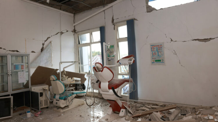 Endonezya'da 7.7 büyüklüğündeki depremde can kaybı 71'e yükseldi
