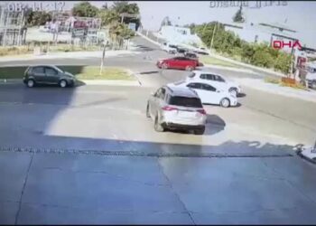 TIR’la çarpışan motosikletin sürücüsü yaralandı; kaza kamerada