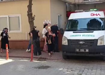 Silahlı kavgada öldürülen eşi ve oğlunun cenazesine yaralı halde tekerlekli sandalyeyle katıldı