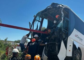 Diyarbakır’da otobüs şarampole devrildi: 2 yaralı