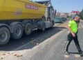 TIR’ın dorsesindeki 1 ton patates yola döküldü, ulaşım aksadı