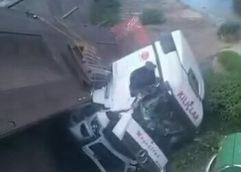 Dereye devrilen TIR’ın şoförü ağır yaralandı