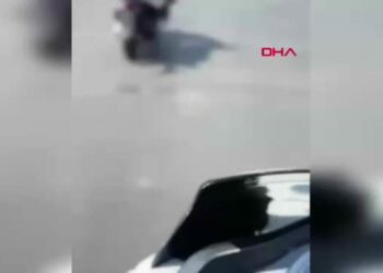 Alanya’da motosikletlinin tehlikeli hareketleri kamerada