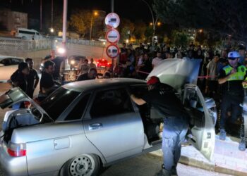 Bursa'da kontrolden çıkan otomobil beton direğe çarptı: 1 yaralı