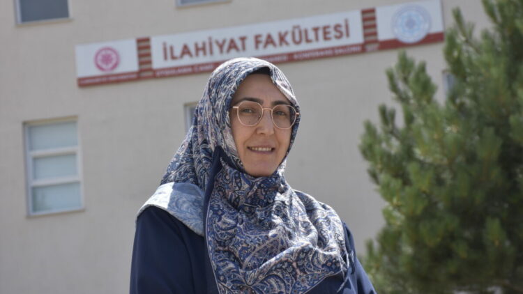 Eğitim hayalinden vazgeçmeyen 4 çocuk annesi, 35 yıl sonra üniversiteli oldu